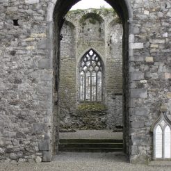 Ruinen erlauben oft erstaunliche Einblicke: Kein Dach überm Kopf - aber Verzierungen am Fenster, diese Ir(r)en.